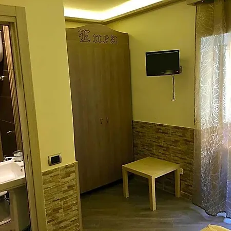 伊尼亚膳食公寓酒店