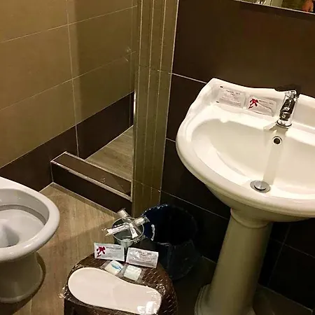 伊尼亚膳食公寓酒店 3*