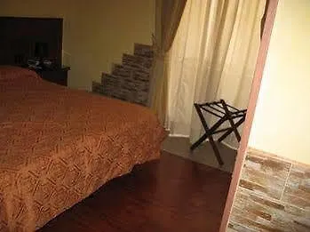 伊尼亚膳食公寓酒店